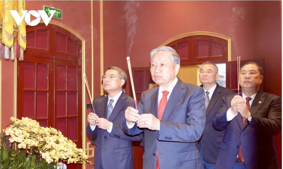 Hình ảnh Tổng Bí thư Tô Lâm dâng hương tại Hoàng thành Thăng Long và Nhà 67